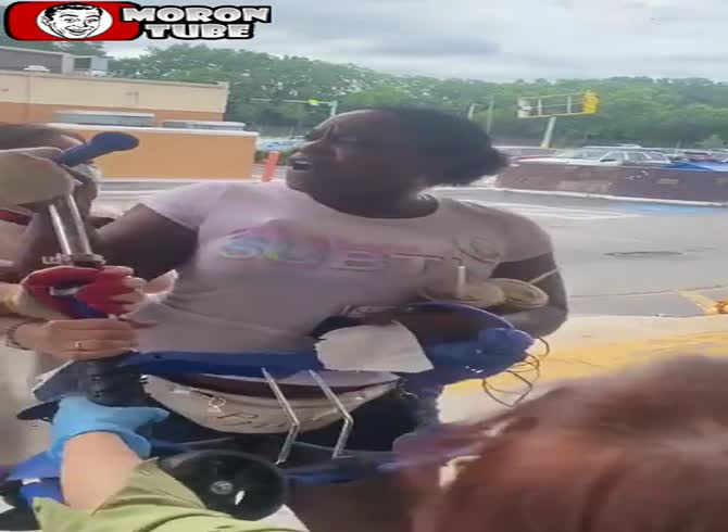Video :She tries to steal two scooters and attacks the sellers!